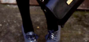 Look Gris falda zapatos bolso